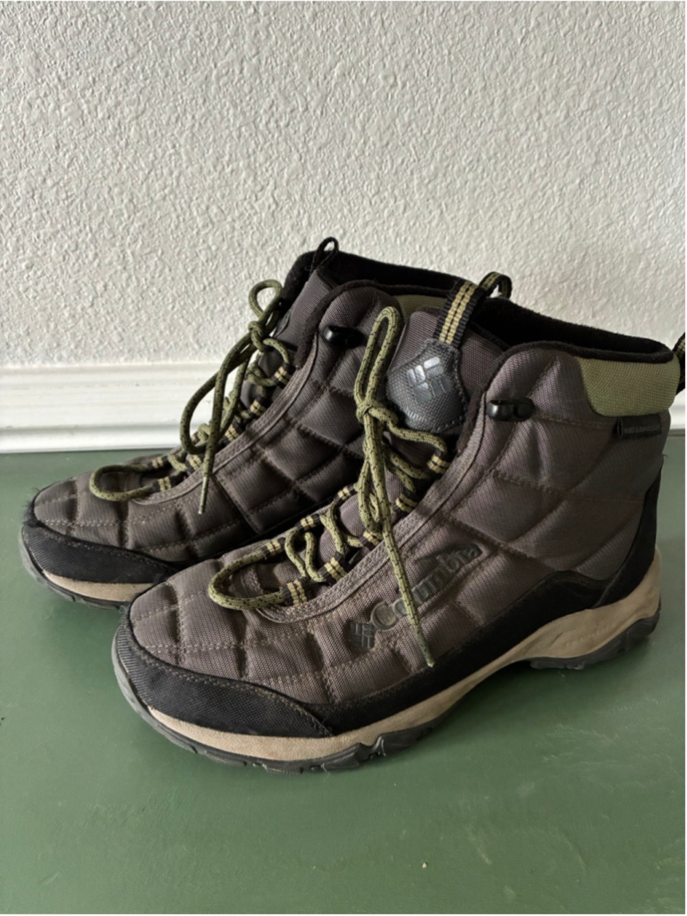 Men's Columbia Hiking Boots Size 9 Grey and Green